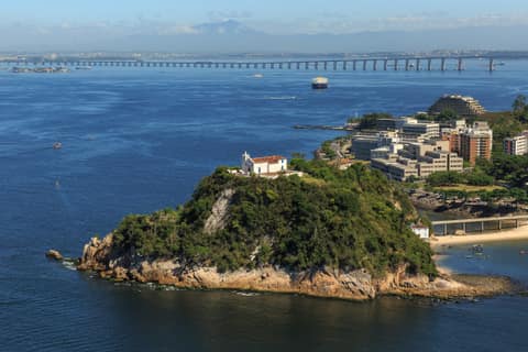 Ilha da Boa Viagem e os prédios do bairro, com a Ponte Rio-Niterói ao fundo