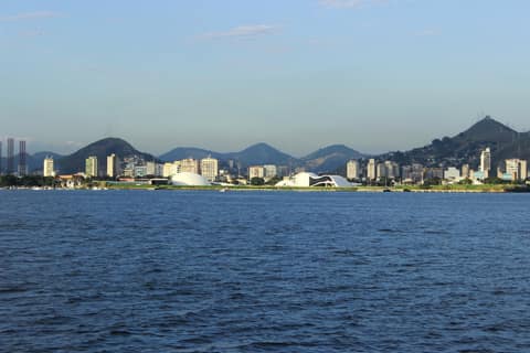 Prédios de Niterói vistos da baía, com o Caminho Niemeyer e os morros ao fundo