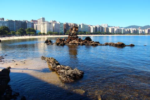 Praia de Icaraí com a Pedra de Itapuca e os prédios da orla